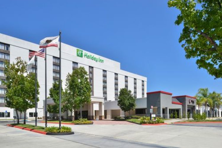 Holiday Inn La Mirada exterior